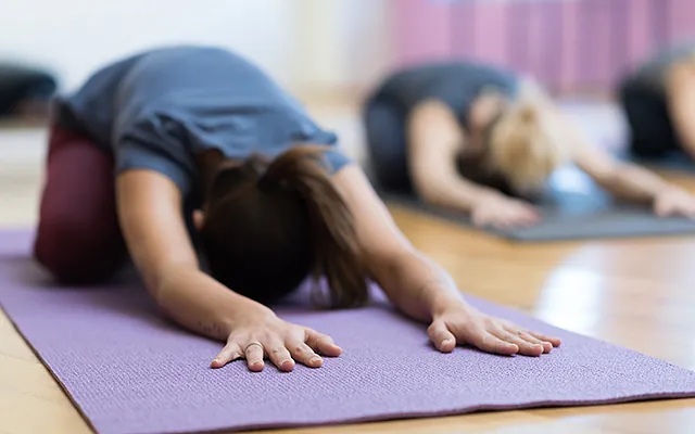 Ein Gruppe die Matten Yoga macht