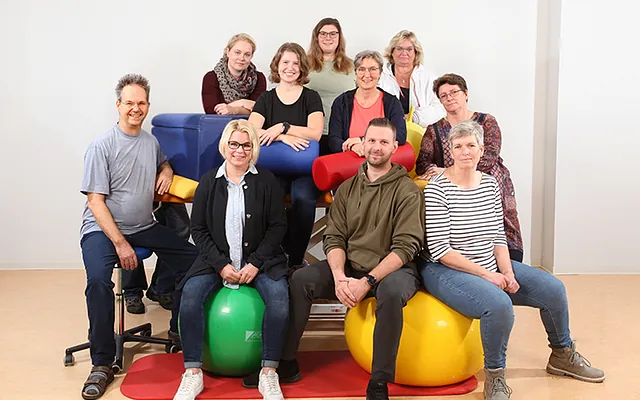 Gruppenfoto aller Mitarbeiter der Physiotherapie Waisenallee