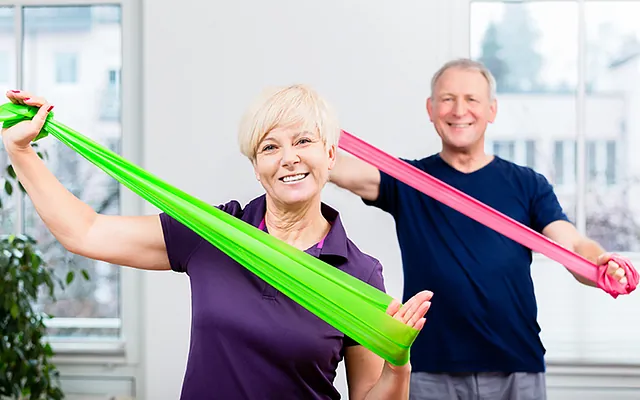 Zwei Menschen arbeiten mit Gummiband