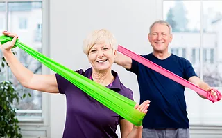 Zwei Menschen arbeiten mit Gummiband