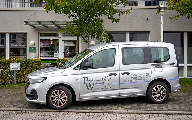Außenansicht und Firmenwagen der Physiotherapie Waisenallee