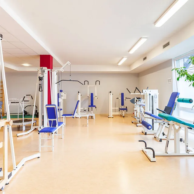 Trainingsraum mit Geräten